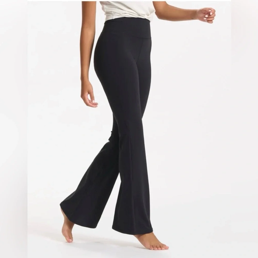 NWT Vuori performance flare pants, size M - Picture 4 of 4